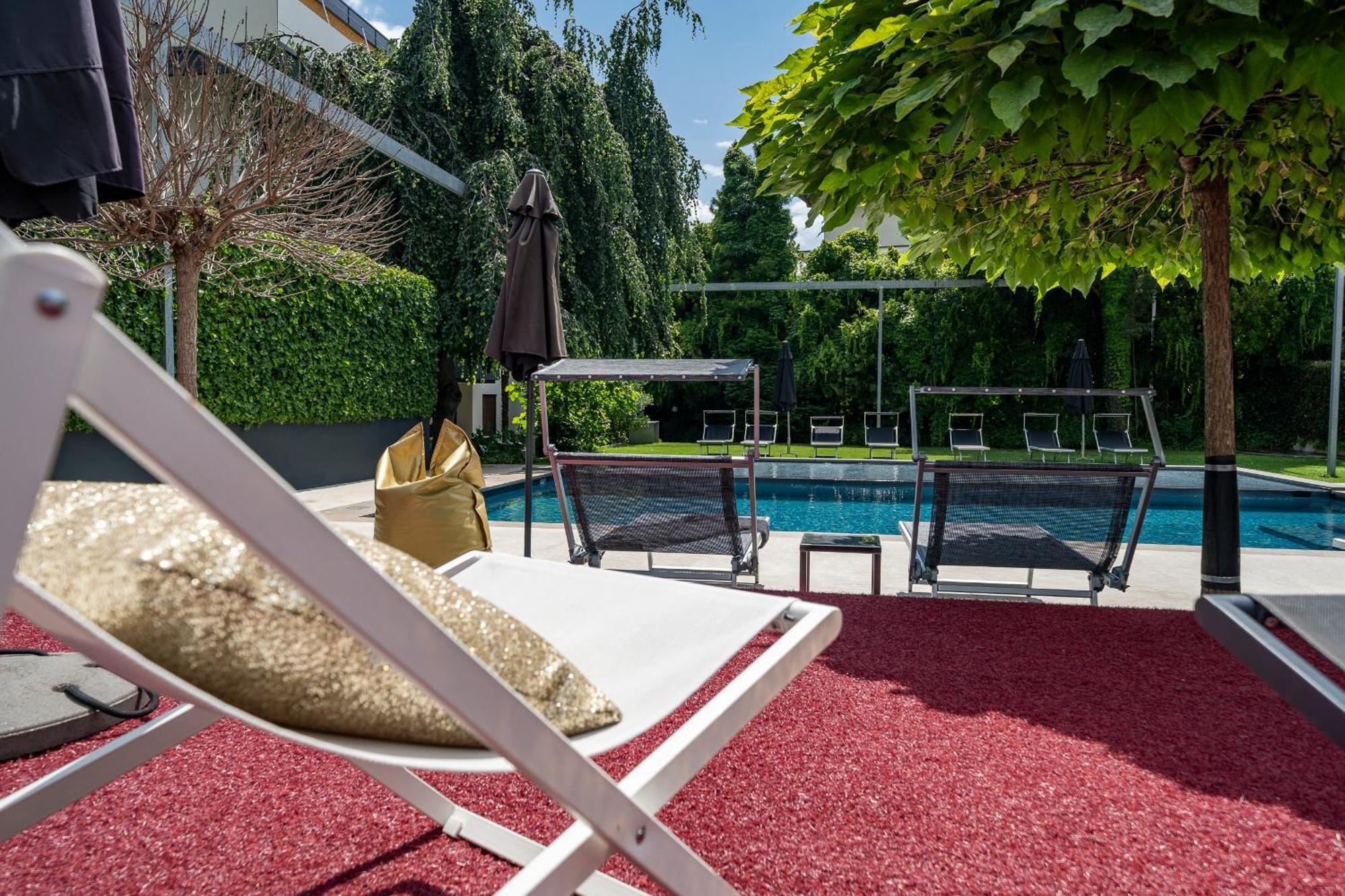 Goldfinger + Suites Lana Buitenkant foto